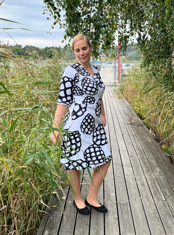 UUTUUS! Iines-mekko, Käpy-kuosi, vaaleanharmaa/musta - Image 2