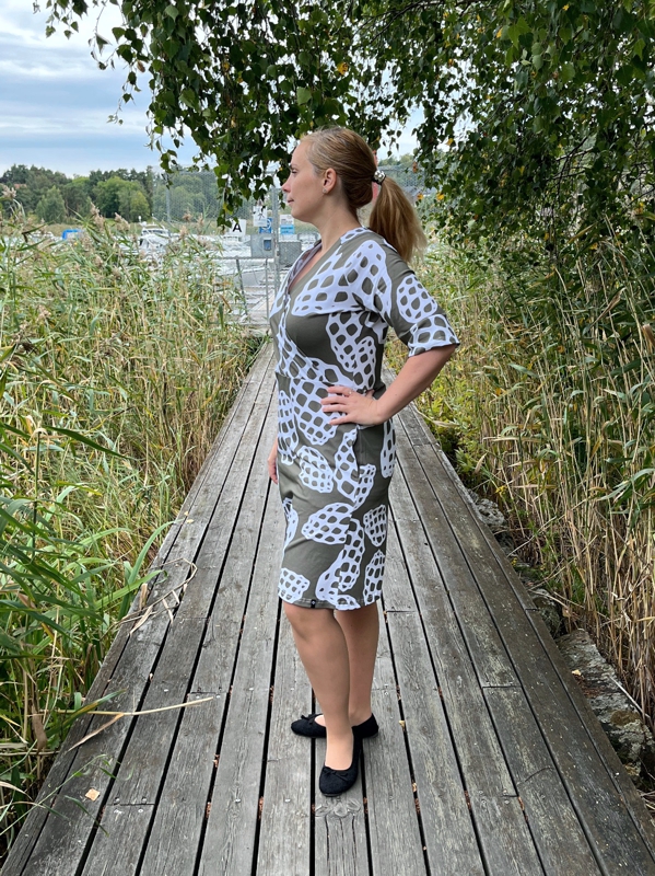 UUTUUS! Iines-mekko, Käpy-kuosi, khaki - Image 3