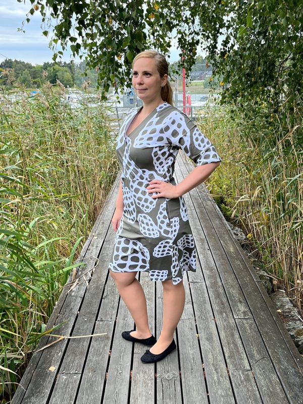UUTUUS! Iines-mekko, Käpy-kuosi, khaki - Image 2