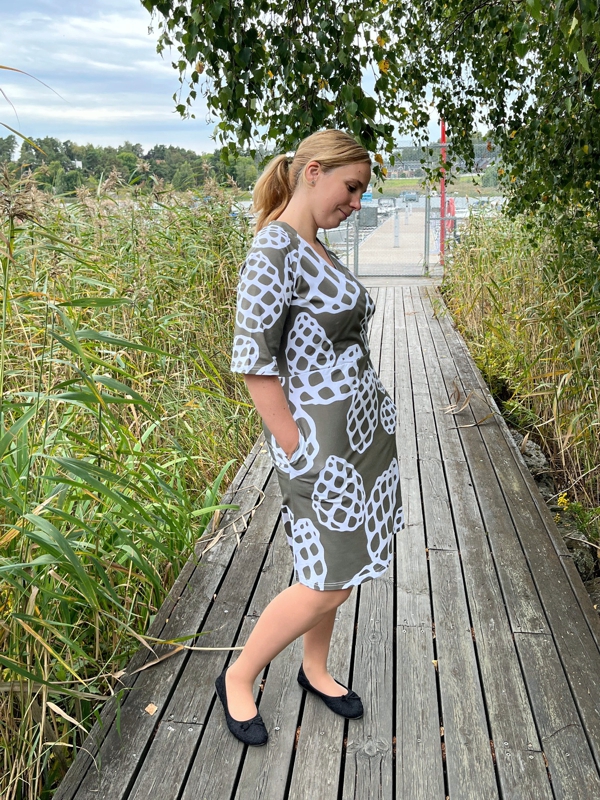 UUTUUS! Iines-mekko, Käpy-kuosi, khaki - Image 4