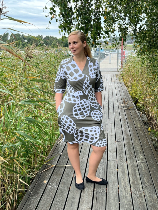 UUTUUS! Iines-mekko, Käpy-kuosi, khaki