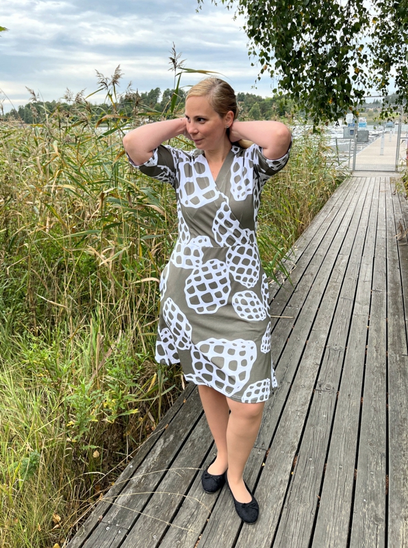 UUTUUS! Iines-mekko, Käpy-kuosi, khaki - Image 5