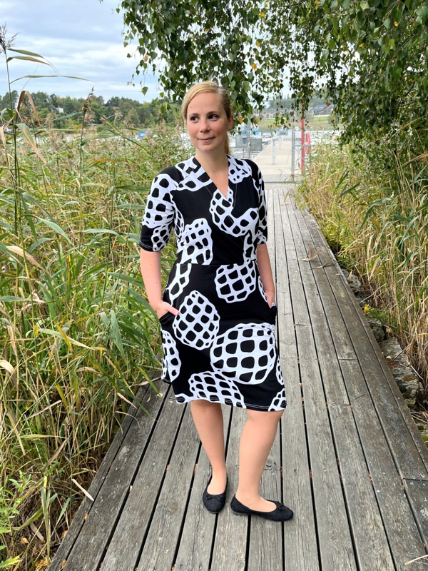 UUTUUS! Iines-mekko, Käpy-kuosi, musta/valkoinen - Image 4