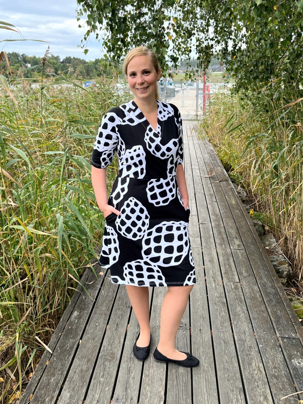 UUTUUS! Iines-mekko, Käpy-kuosi, musta/valkoinen - Image 2