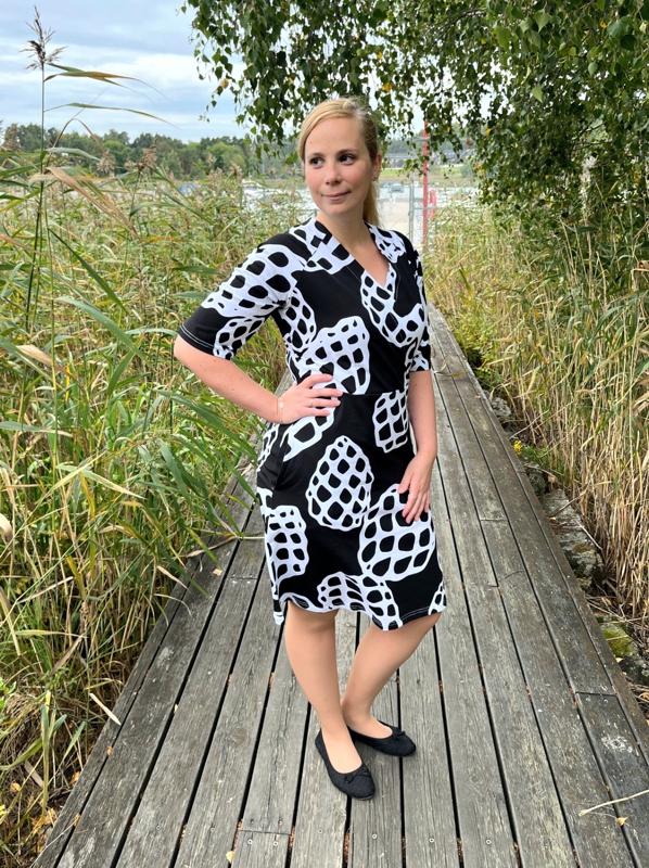 UUTUUS! Iines-mekko, Käpy-kuosi, musta/valkoinen - Image 3