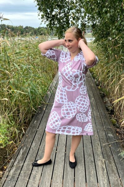 UUTUUS! Iines-mekko, Käpy-kuosi, rosa