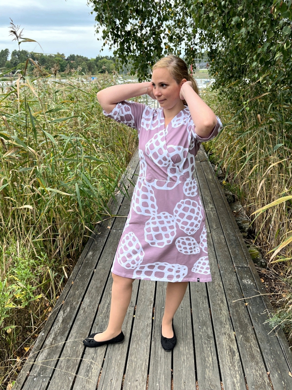 UUTUUS! Iines-mekko, Käpy-kuosi, rosa